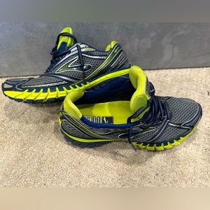 Brooks Ghost 6 Men’s size 9 tennis shoes.
